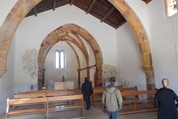 a statue of a man and a woman standing in front of a building
